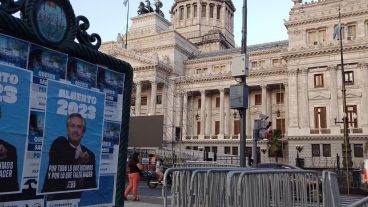 Los afiches de Alberto Fernández 2023 que aparecieron pegados en las afueras del Congreso.