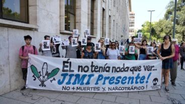 "Jimi somos todos", dicen los carteles que llevan los familiares y amigos del músico.