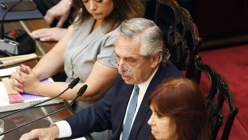 Alberto brindó un discurso de dos horas frente a la asamblea legislativa.
