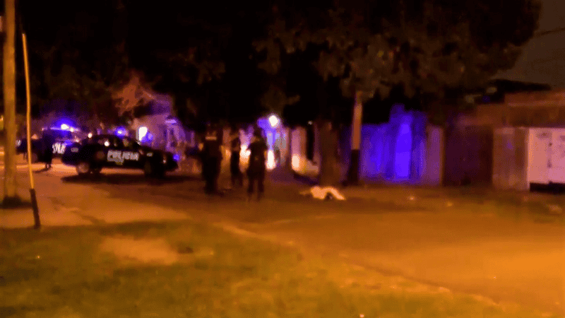 El cuerpo yacía en la calle mientras intervenía la Policía, cerca de las 20.