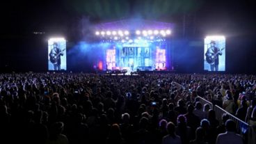 Ricardo Arjona recorrió su repertorio y el público celebró cada canción.