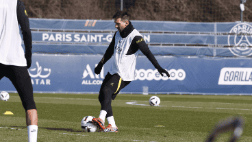 Lionel Messi entrenó en el mediodía parisino, tras la amenaza con su nombre en el supermercado de los Rocuzzo.