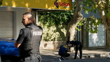 Los investigadores policiales en pleno trabajo tras la balacera.