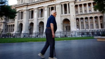 Según la normativa hoy vigente, los jubilados y pensionados, sean de la Ansés o de otros regímenes previsionales, tributan Ganancias cuando sus ingresos superan el monto equivalente a ocho veces el haber mínimo del sistema general.