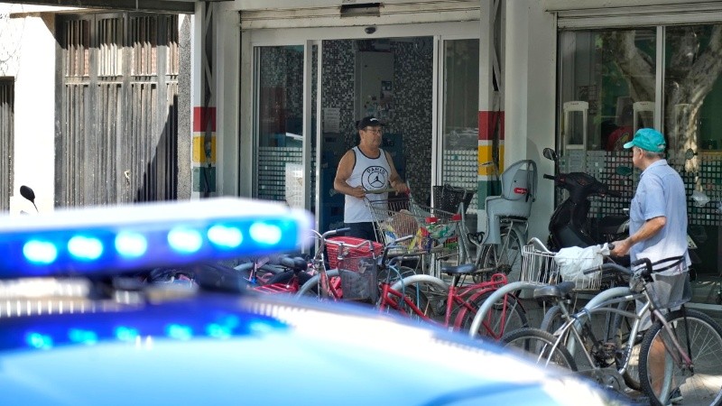 Un móvil policial en la puerta del supermercado atacado en Lavalle al 2500.