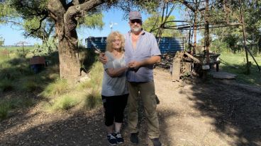 Sandra Gobbo y Oscar Marinucci en su chacra de Bigand.
