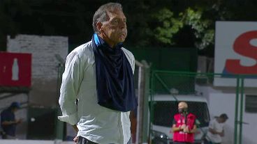 Miguel Russo se fue molesto por la acción del gol y por la roja a Ortíz.