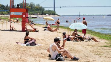 El calor invita a disfrutar de espacios al aire libre con acceso al río para refrescarse.