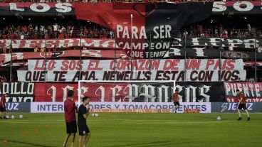 La bandera estuvo colgada desde este sábado al mediodía en la previa del juego ante Barracas.