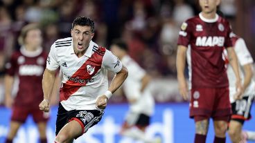 Paradela anotó el 1-0 en la noche de Lanús.