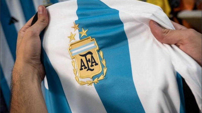 Entre los artículos incautados hay camisetas de la selección argentina de fútbol.