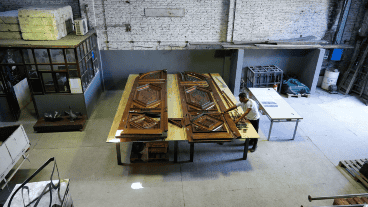 Así quedó la puerta tras el violento ataque de los portuarios.