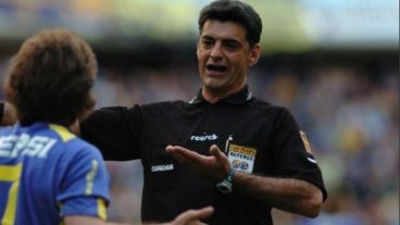 "El árbitro no puede dudar, tiene que conocer las reglas del juego para dirigir primera división"