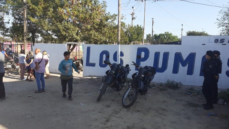 Custodia policial en el velatorio del niño asesinado este domingo. 