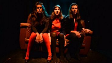 Gisela Sogne, Marianela Druetta y Estefanía Salvucci protagonizan la obra "Mas viva que nunca".