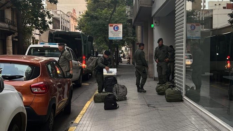 Este martes por la tarde-noche arribaron los primeros 200 gendarmes procedentes de Córdoba. 