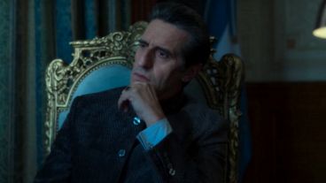 El pastor Emilio (Diego Peretti) regresa ya como presidente electo y con planes para el país.