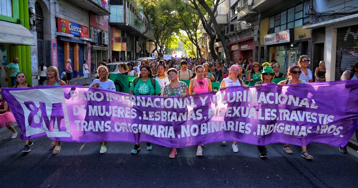 8M en Rosario: una multitudinaria marcha recorrió las calles del centro ...