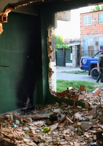 Dolor, furia y después miedo: crónica desde Los Pumitas y el galpón narco, un fragmento de la ciudad rota