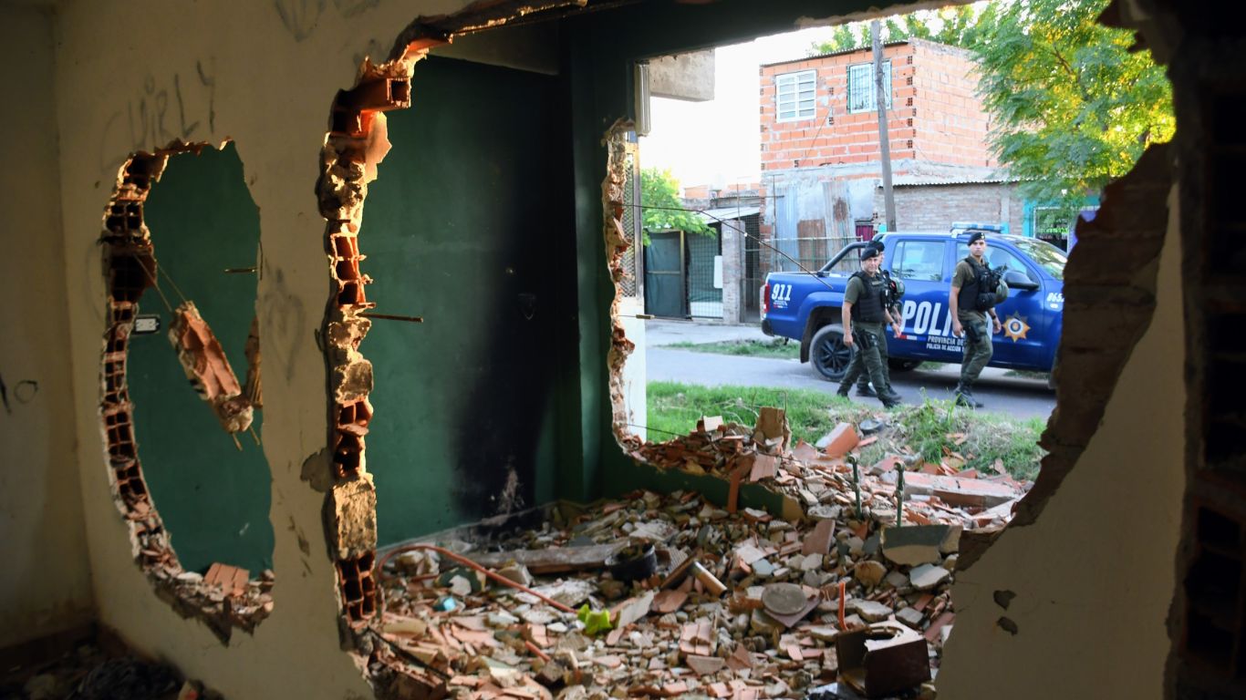 Dolor, furia y después miedo: crónica desde Los Pumitas y el galpón narco, un fragmento de la ciudad rota