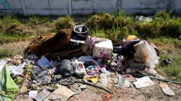Los restos de la pueblada sobre calle San José, Los Pumitas, Empalme Graneros.