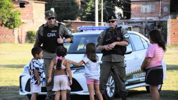 Pasadas las 17 arribó la Gendarmería al barrio donde mataron a Máximo Jerez.