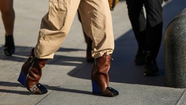 Colores y estampas se entremezclan explorando el costado más versátil de la prenda