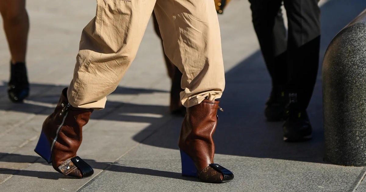 Cómo llevar pantalones cargo con botas para Otoño-Invierno 2023