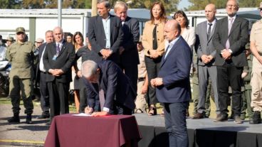 El ministro de Seguridad de la Nación Aníbal Fernández recibió a los nuevos agentes federales junto a Perotti y a Javkin.