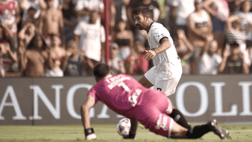 Cauteruccio busca superar a Desábato, pero el partido terminó igualado.