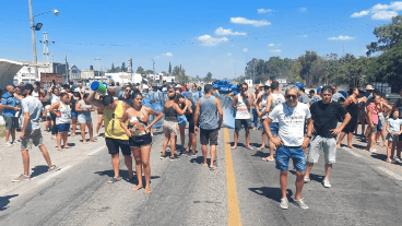 Los vecinos sobre la ruta en reclamo de mejoras para el acceso.