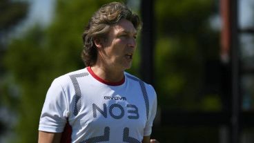 El DT rojinegro busca la primera victoria fuera del Coloso