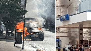 El taxi prendido fuego y el humo que parecía salir desde la estación de servicio.