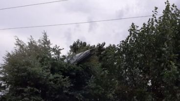 El temporal en Pérez generó voladura de chapas.