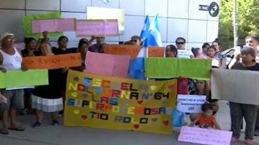 Los vecinos se reunieron frente al distrito para hacer oír sus reclamos.