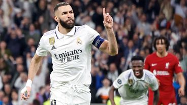 Benzema celebra su conquista y el pasaje a cuartos en la competencia.