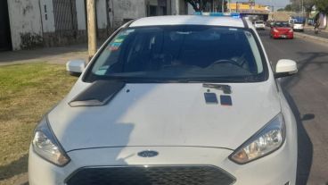 El auto robado que manejaban los detenidos.