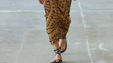 Su versatilidad permite crear outfits tanto formales como informales