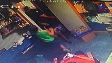 Las cámaras de seguridad registraron la presencia de los ladrones junto al niño.