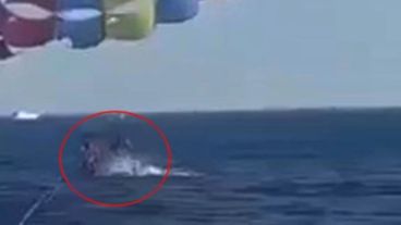 Milagrosamente logró no ser arrastrado al mar.