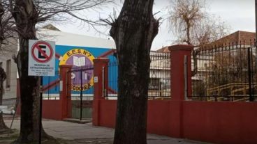 Una docente fue atacada a golpes y patadas por familiares de una alumna que había sido desaprobada en un examen en una escuela en Necochea.