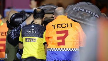 Árbitros que se retiran de los estadios con custodia, agredidos por los hinchas