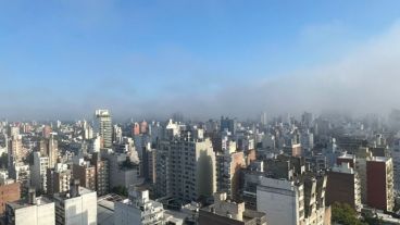 El calor no afloja, la ciudad vuelve a ser un horno y encima con humo.