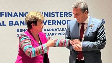 Kristalina Georgíeva, directora gerente del FMI, junto al ministro de Economía Sergio Massa.