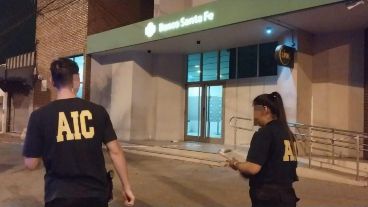 La bala impactó contra el ingreso a la zona de cajeros.