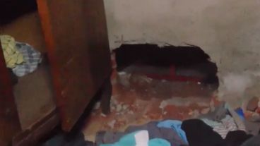 El boquete por donde entraron a robar.
