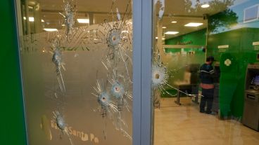 Así quedó el frente de la sucursal de Baigorria.