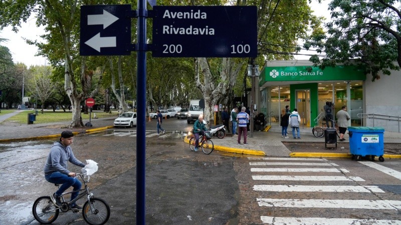 Nueve tiros impactaron contra la sucursal ubicada en Rivadavia y Chacabuco.