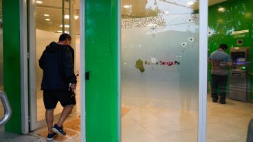 Nueve tiros impactaron contra la sucursal ubicada en Rivadavia y Chacabuco.