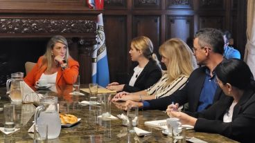 Los ediles con un grupo de padres y madres.